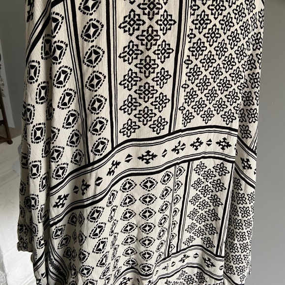 Forever 21 Pom Pom duster - Picture 10 of 10